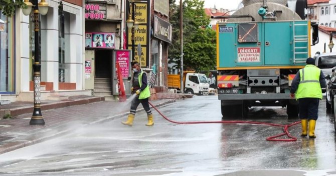 Kütahya’nın cadde ve sokakları dezenfekte edildi