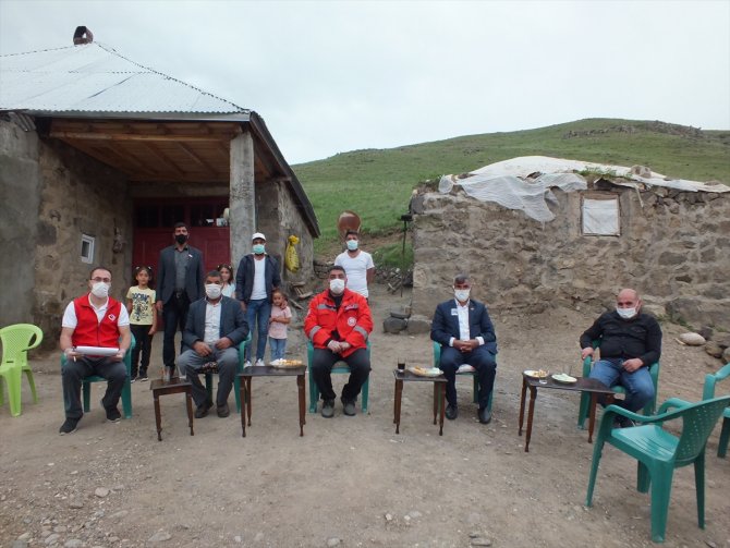 Malazgirt'te şehit ve gazi ailelerine bayram ziyareti