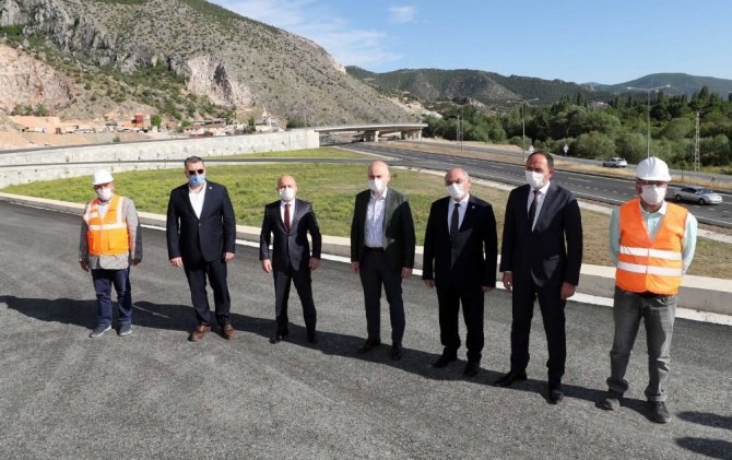 Bakan Karaismailoğlu, Amasya Çevre Yolu şantiyesinde incelemelerde bulundu
