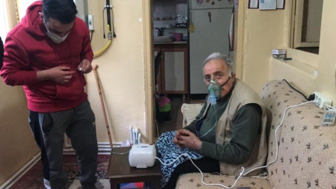 77 yaşındaki Ziyattin amcanın yardımına polis ve eczacı koştu