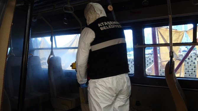 Ataşehir’de kurulan istasyonda taksi ve dolmuşlar dezenfekte ediliyor