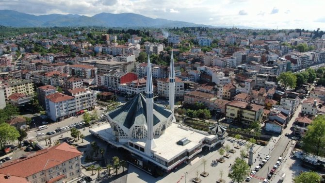Türkiye’de tek olan Akçakoca Merkez Cami Cuma namazına hazırlandı