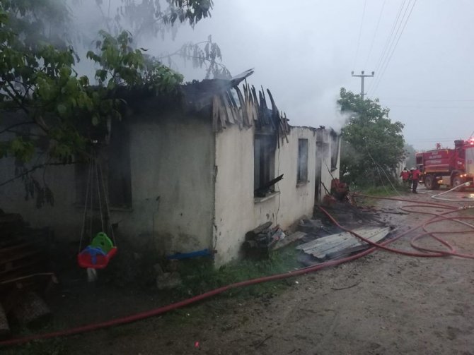 Bolu’da kümes ve ev yangını