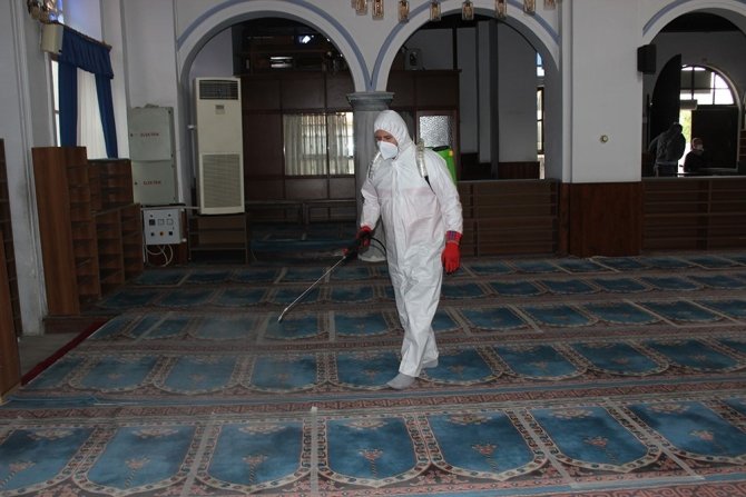 Burhaniye’de camiler dezenfekte edildi