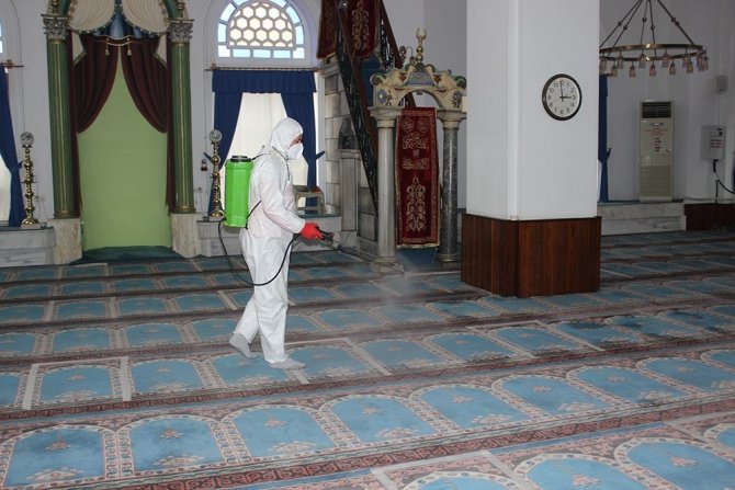 Burhaniye’de camiler dezenfekte edildi