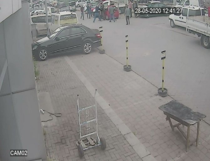 Sokağa çıkma kısıtlaması olan gençlerin sokak ortasında bıçaklı düellosu güvenlik kamerasında