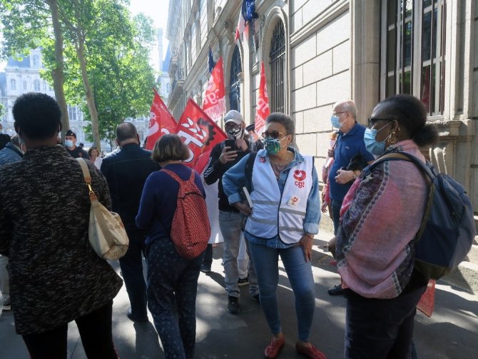 Fransa’da hemşire ve hasta bakıcılardan hükümet karşıtı protesto
