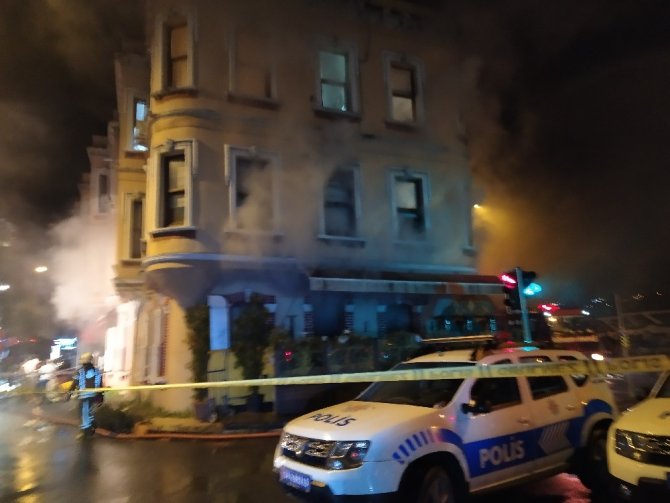 Beşiktaş’ta yangını çeken gazetecileri ‘kameranı kırarım’ diye tehdit ettiler