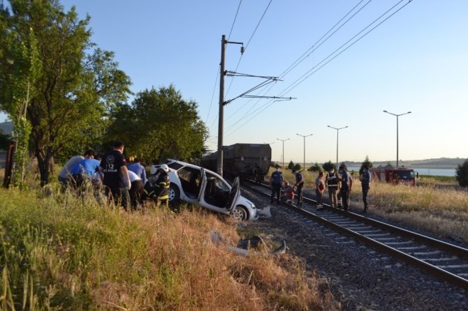 Otomobil yük trenine çarptı: 2 ağır yaralı