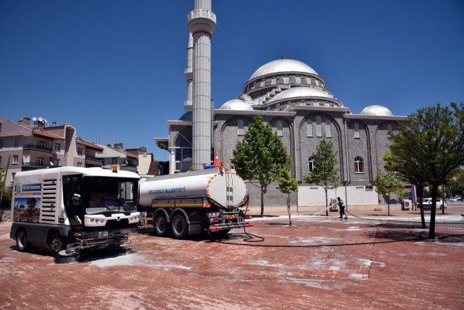 Konya’da cami avluları cuma namazına hazırlanıyor