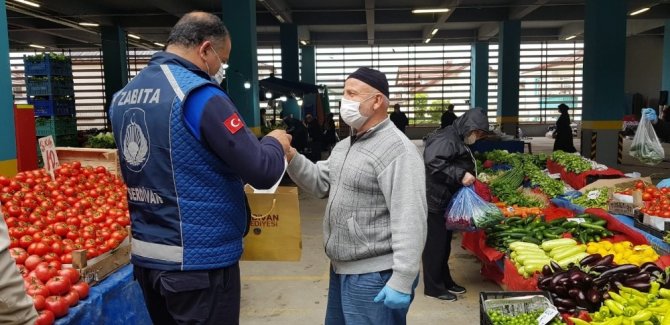 Serdivan Belediyesi ekipleri semt pazarlarında maske denetimi yaptı