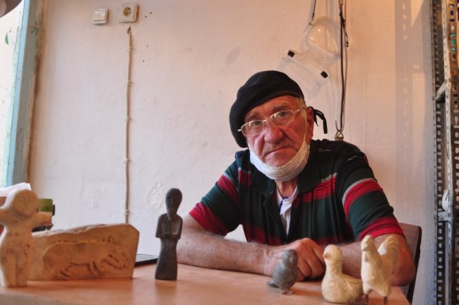 Suriye’deki iç savaştan kaçıp Türkiye’ye geldi, yaptığı heykellerle yaşama tutundu