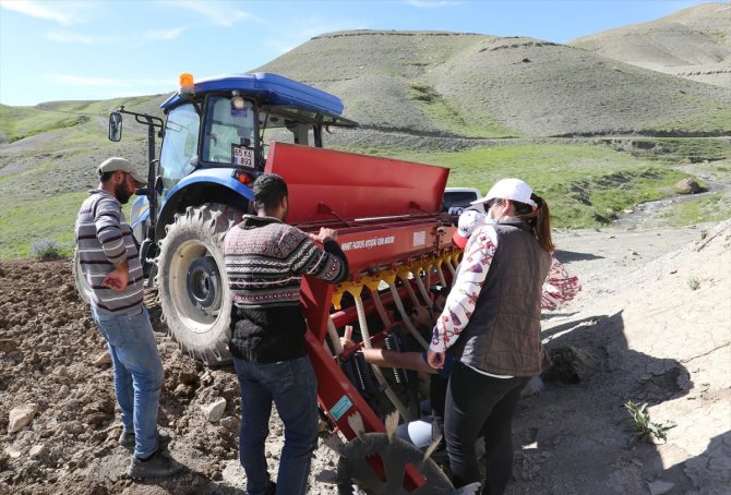 Van Büyükşehir Belediyesinden çiftçilere makine desteği