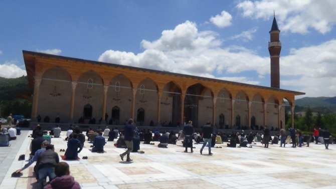 Afyonkarahisar’da yeniden inşa edilen 565 yıllık tarihi camide ilk cuma namazı