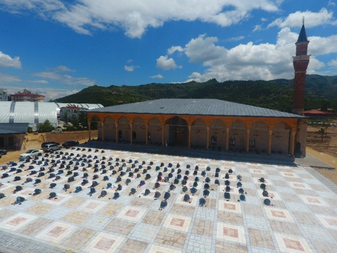 Afyonkarahisar’da yeniden inşa edilen 565 yıllık tarihi camide ilk cuma namazı