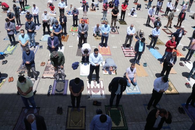 Bitlis’te 64 camide cuma namazı kılındı