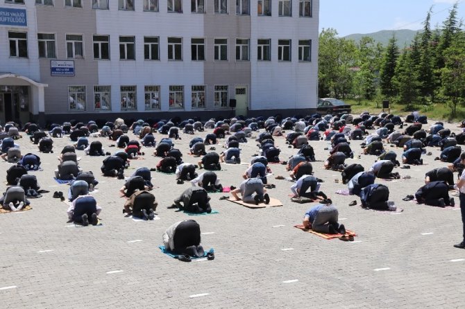 Bitlis’te 64 camide cuma namazı kılındı