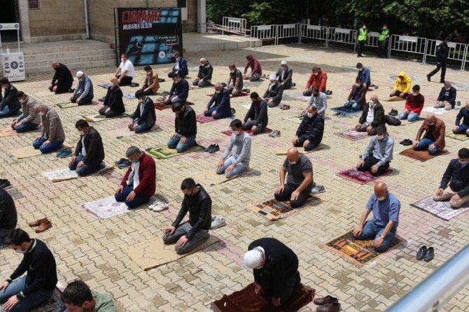 Burdur’ da sosyal mesafeli ilk Cuma namazı