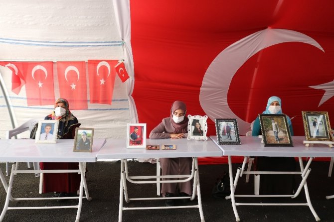 HDP önündeki ailelerin evlat nöbeti 270’inci gününde