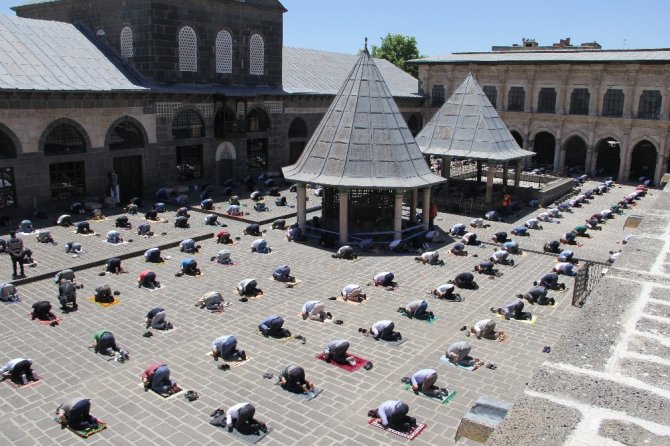 Diyarbakır’da aylar sonra sosyal mesafeli cuma namazı