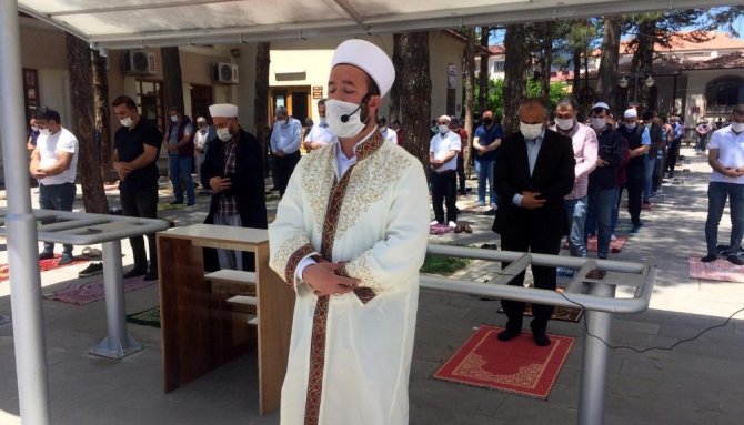 Erzincan’da sosyal mesafeli ilk cuma namazı kılındı!