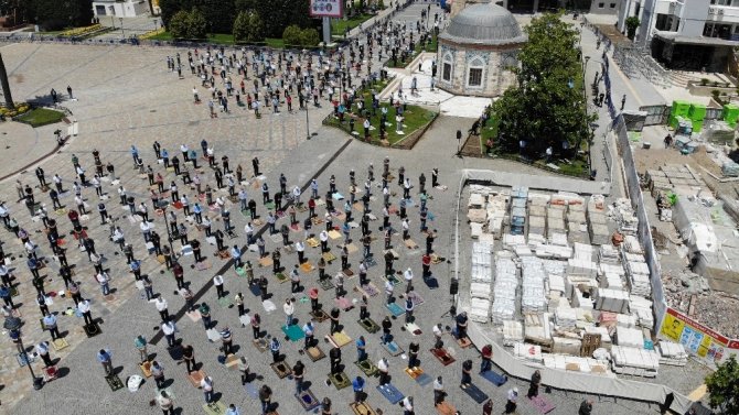 İzmirliler cuma namazını Konak Meydanı’nda kıldı