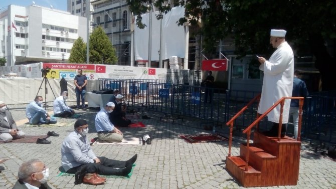 İzmirliler cuma namazını Konak Meydanı’nda kıldı