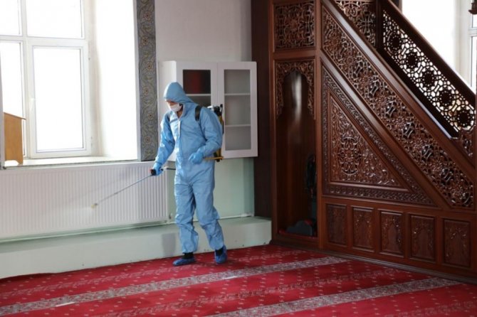 Kars Belediyesi camileri dezenfekte etti
