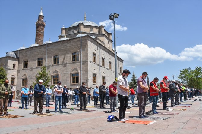 Doğu Anadolu'da cuma namazı salgın sonrası ilk kez kılındı