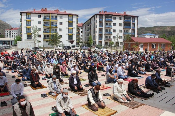 Sivas’ta sosyal mesafeli Cuma Namazı kılındı