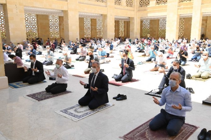 15 bin kişilik camide 750 kişi ile cuma namazı kılındı