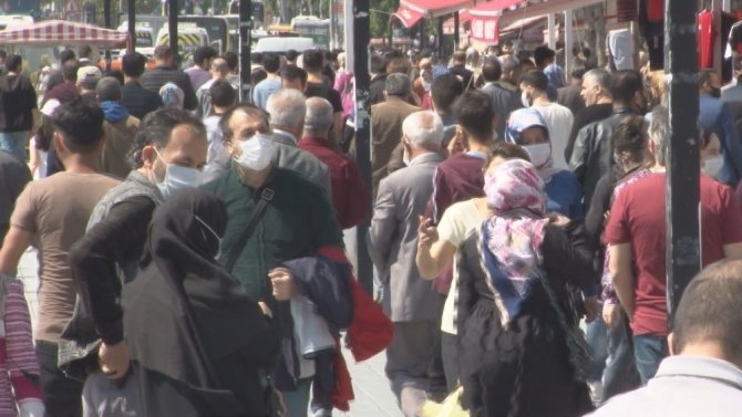 İstanbul’da vatandaşlar kısıtlama öncesi meydanlara koştu