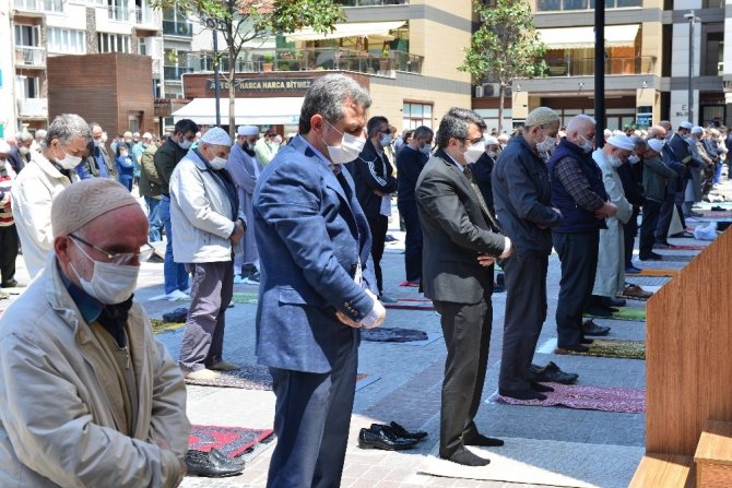 Restorasyonu bitmeyen camide vatandaşlar cumayı meydanda kıldı