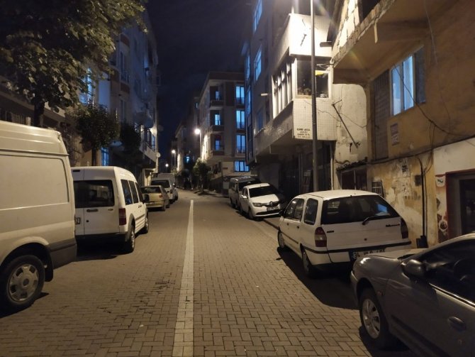 Zeytinburnu’nda silahlı kavga: Yaralının yere yığıldığı anlar kamerada