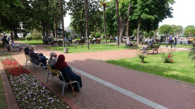 65 yaş üstü vatandaşlar parklara akın etti