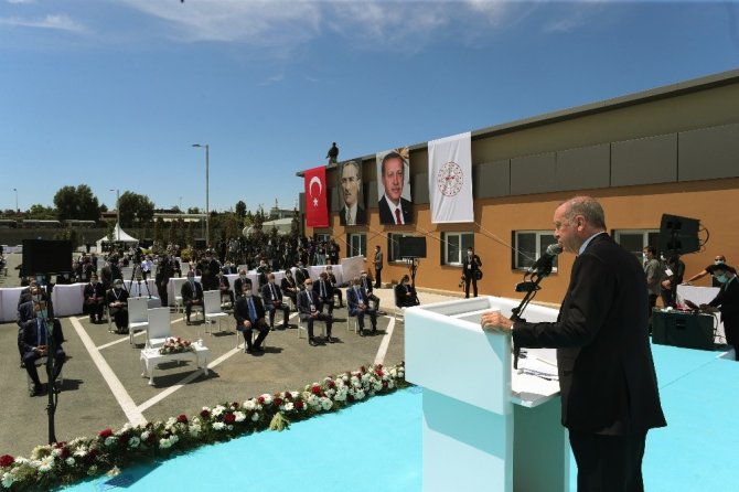 Cumhurbaşkanı Recep Tayyip Erdoğan, “Türkiye’nin önünde demokrasiden ve kalkınmadan başka bir alternatifi yoktur” dedi.