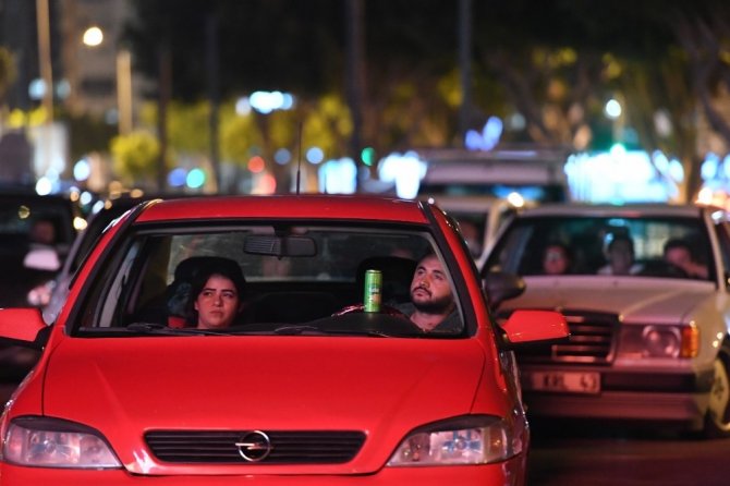 Antalya’da arabada sinema keyfi başladı