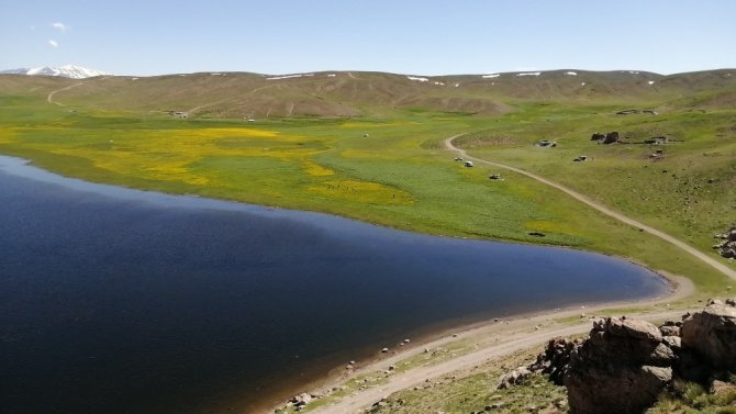 Yeşilin, mavinin ve sarının buluştuğu Keşiş Gölü hayran bırakıyor