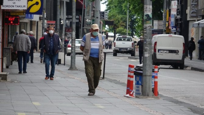 65 yaş üstü vatandaşlar sokağa çıkma iznini kullandı