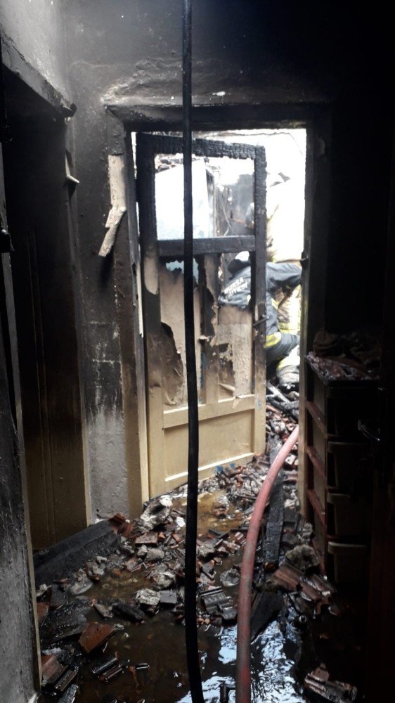 Çıkan yangında bir ev tamamen kül oldu