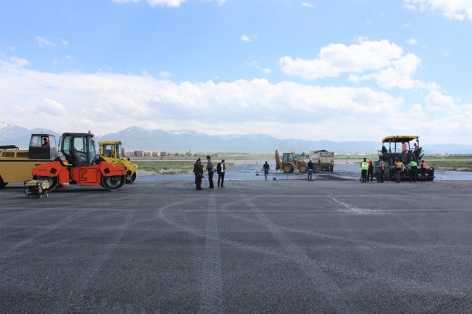 Erzurum Havalimanı pisti bitmeyince Vali çıldırdı