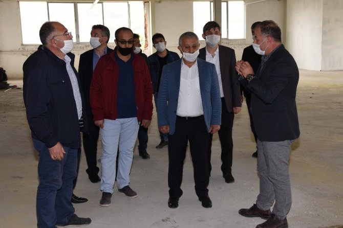 Başkan Zeybek bin kişiye istihdam sağlayacak tekstil fabrikasını inceledi