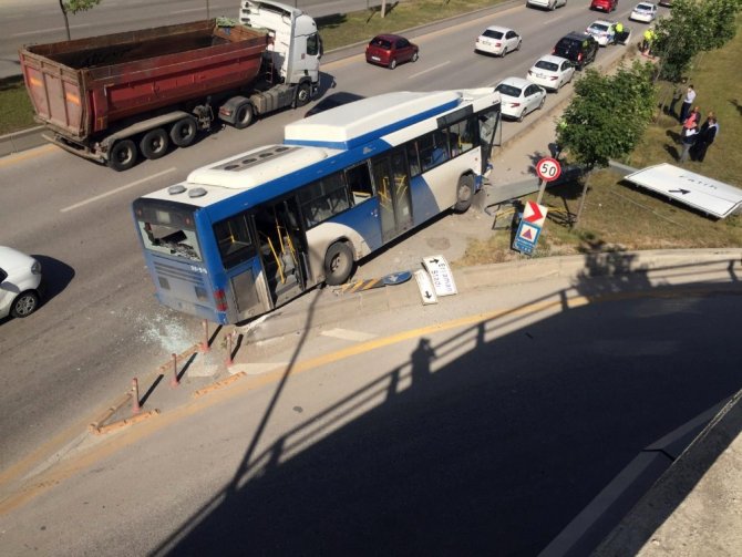 Başkentte belediye otobüsü yön levhasına çarptı
