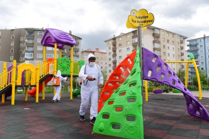 Yakutiye’deki parklar çocuklar için yeniden dezenfekte edildi