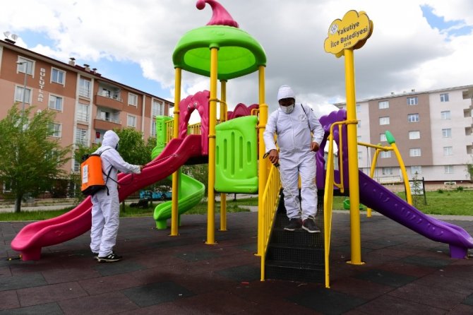Yakutiye’deki parklar çocuklar için yeniden dezenfekte edildi
