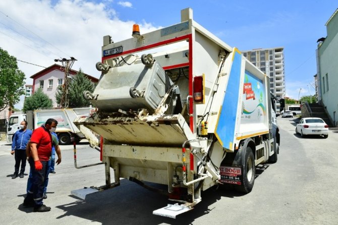Yeşilyurt’ta galvanizli çöp konteynırları dezenfekte ediliyor