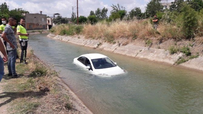 Virajı alamayan otomobil sulama kanalına düştü
