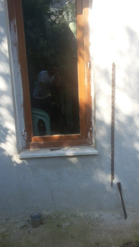 Antalya’da ev sahibi uyurken sinekliği bile çaldılar
