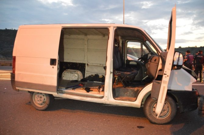 Minibüs ile otoyola ters yönden giren 6 hırsızlık şüphelisinden 4’ü yakalanarak gözaltına alındı