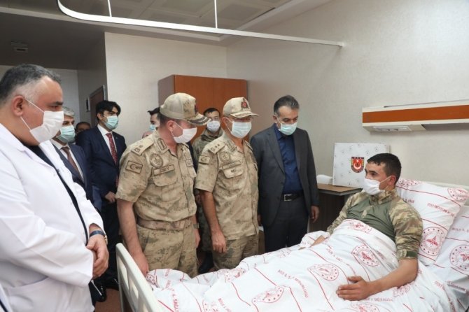 Vali Çağatay operasyonda yaralanan askerleri ziyaret etti